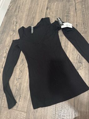 Design lab Black Cold-Shoulder Ribbed V-Neck Top